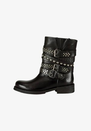 Černé kožené kotníkové boty s několika stříbrnými hroty, spona jako akcent, kulatá špička a nízký nasazený podpatek.