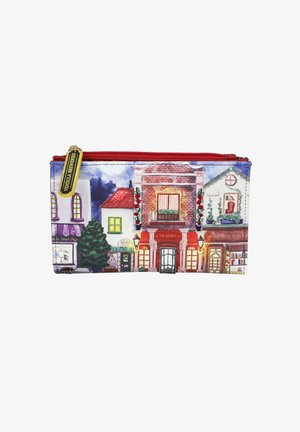 Prostokątna tkaninowa saszetka z czerwonym suwakiem, ozdobiona kolorowym nadrukiem przedstawiającym uliczną scenę z domami, sklepami, drzewami i oknami o zmierzchu.
