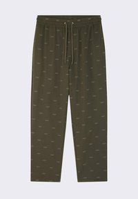 Pantalones deportivos de color verde oliva hechos de una tela suave, con un patrón repetido de "PXP", cintura elástica con cordón y un diseño de corte recto.