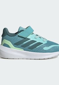 Baskets pour enfant bleu et bleu sarcelle avec bride Velcro, tige en mesh, trois bandes foncées et semelle blanche épaisse sur fond uni.