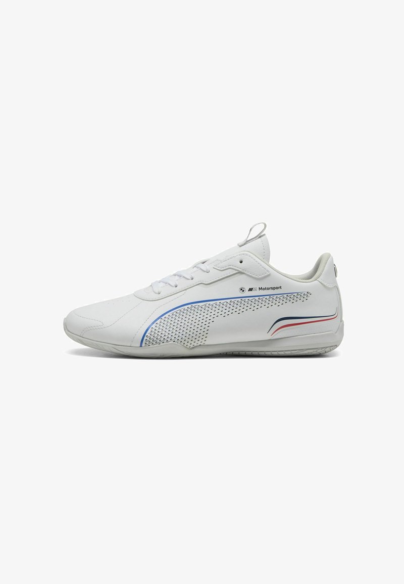 Fehér sneaker perforált mintával, kék és piros kiegészítőkkel, texturált talppal, és egy kiemelkedő logóval, fűzőkkel és sarokfüllel.