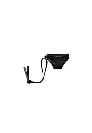 Zwart leren sleutelhanger van Calvin Klein in de vorm van een slip met polsbandje en zilveren ritssluiting.