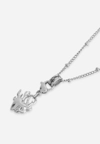 Sølv halskjede med flamme- og hjertevedheng, med länkede design og togglespenne. Glatt metallisk tekstur, middels glans.