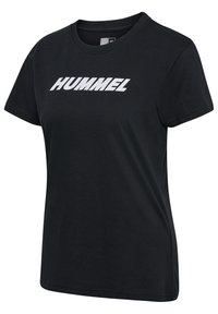 Zwart T-shirt met korte mouwen en ronde hals met witte dikke "HUMMEL" tekst op de borst, weergegeven op een effen achtergrond.