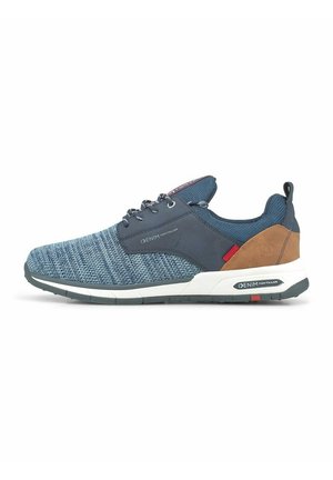 Blauer und grauer Strick-Sneaker mit braunem Wildleder-Fersenpatch, weißer Sohle, Schnürung vorne und "Denim Tom Tailor"-Branding an Seite und Sohle.