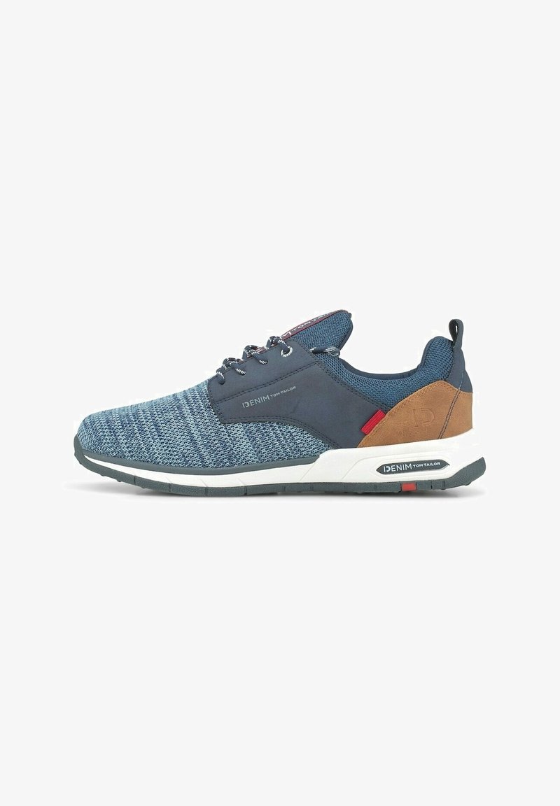 Baskets en maille bleu et gris avec un patch en daim marron au talon, semelle blanche, lacets sur le devant, et marquage "Denim Tom Tailor" sur le côté et la semelle.