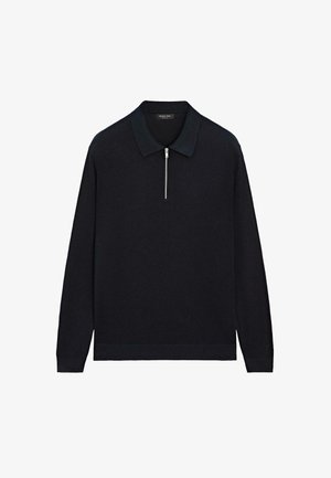 Zwarte polo met lange mouwen en een zilveren halve rits met een kraag, weergegeven op een witte achtergrond.