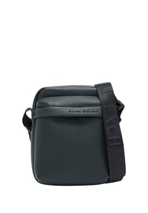 Lille sort tekstureret crossbodytaske med bred rem, prægget Armani Exchange-logo og metal logo plade på frontklappen.