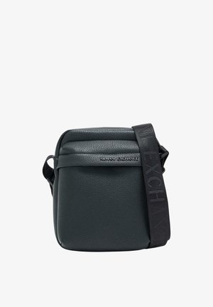 Lille sort tekstureret crossbodytaske med bred rem, prægget Armani Exchange-logo og metal logo plade på frontklappen.