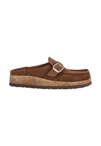 Zoccolo in suede marrone con suola in sughero, presenta una punta arrotondata, una singola cinghia con una fibbia argentata e una tomaia texturizzata.