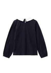 Czarna bluzka z długim rękawem, prążkowana, z marszczonymi mankietami oraz białym koronkowym kołnierzykiem typu Peter Pan, z zapięciem na zamek z tyłu.