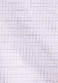Tissu tissé blanc avec un motif à carreaux subtil en fils violet clair et rose créant de petits carrés.