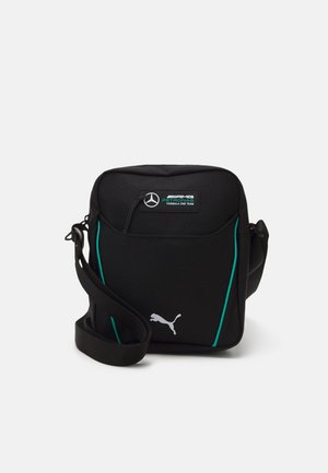 Černá crossbody taška Puma s tyrkysovými akcenty, logem týmu Mercedes AMG Petronas Formula One na přední kapse a nastavitelným ramenním popruhem.