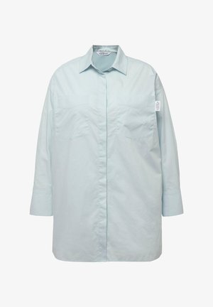 Lichtblauw, overhemd met lange mouwen en een kraaghals, twee voorzakken en een rechte snit. Gemaakt van een soepele, lichte stof.