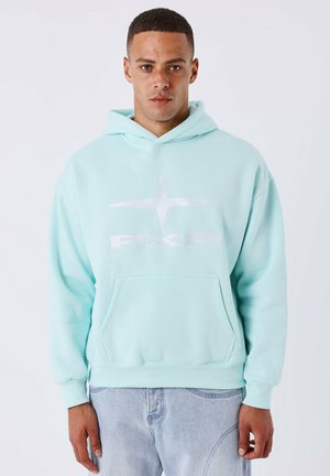 Mintgroene hoodie gemaakt van zacht materiaal, met een voorste kangoeroezak en een wit logo. Voorzien van een verstelbare capuchon en geribbelde manchetten.