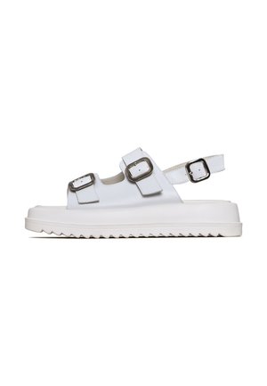 Białe sandały z dwiema regulowanymi paskami, srebrnymi klamrami i grubą białą podeszwą z zygzakowatym wzorem. Gładka tekstura i otwarty krój.