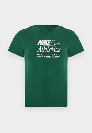 Πράσινο κοντομάνικο T-shirt με λευκό κείμενο «Nike Team Athletics Team Champions Club» και μικρό λογότυπο Nike Swoosh στο στήθος.