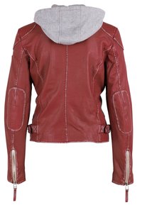 Rote Lederjacke mit einer grauen Sweatshirtkapuze, Reißverschlusshülsen und Steppnähten. Glatte Textur mit tailliertem Design.