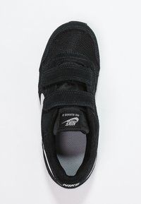 Czarny but sportowy z siateczką i zamszem, z dwoma paskami na rzep. Białe akcenty po bokach. Szara wkładka z logo na języku.