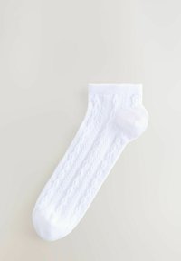 Weißer Baumwoll-Sneaker-Socke mit strukturiertem Zopfmuster, geripptem Bündchen und verstärkter Ferse. Glatte Oberfläche, designed für Komfort und Passform.