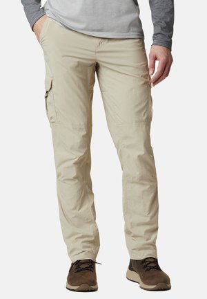 Beige Cargo-Hosen mit leichtem Design, ausgestattet mit Seitentaschen, geradem Schnitt und subtiler Textur. Kombiniert mit braunen Wanderschuhen.