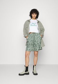 HUF FOREVER CROP TEE - T-shirt estampada - white