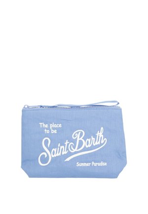 Pochette bleu clair avec fermeture éclair, texte blanc "The place to be Saint Barth Summer Paradise" et une sangle pour poignet en haut.