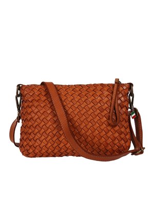 Braune Leder-Crossbody-Tasche mit gewebter Struktur, verstellbarem Riemen, Reißverschluss und einem kleinen Anhänger mit italienischer Flagge.