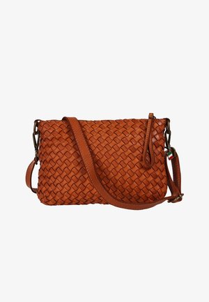 Braune Leder-Crossbody-Tasche mit gewebter Struktur, verstellbarem Riemen, Reißverschluss und einem kleinen Anhänger mit italienischer Flagge.