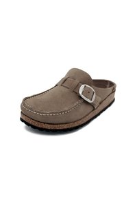 Hellbraune Wildleder- clogs mit runden Zehen, versehen mit einer Schnallendetail und einer strukturierten Korksohle. Schwarze Gummisohle für besseren Halt.