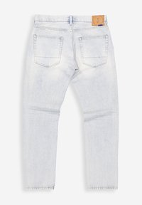 Hellblaue Jeans aus Denim, von hinten gezeigt, mit zwei Gesäßtaschen und einem braunen Lederetikett mit Markenlogo am Bund.