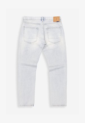 Lichtgewassen spijkerbroek, van achteren gezien met twee achterzakken en een bruine leren merkpatch op de tailleband.