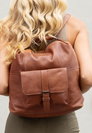 Gusti Leder, 2-IN-1 ARMAND - Shopping bags - braun