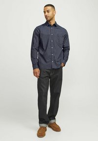R.D.D. ROYAL DENIM DIVISION RELAXED FIT - Vapaa-ajan kauluspaita - navy blazer