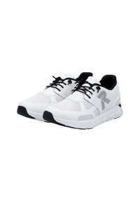 Vita atletiska skor med en ovandel av mesh och svarta accenter, snörningsdesign och en texturerad gummisula för grepp och flexibilitet.