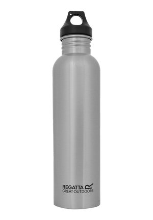 Silberne Metall-Wasserflasche mit schwarzem Schraubverschluss und Schlaufenhenkel, beschriftet mit "Regatta Great Outdoors" im unteren Bereich.