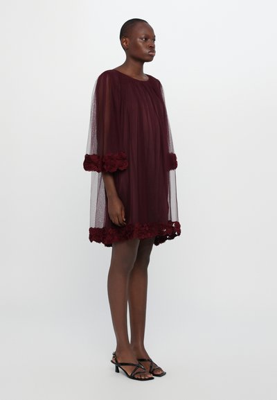 Ida Sjöstedt RIVER ROSE DRESS - Kokteilinė suknelė / vakarėlių suknelė - burgundy