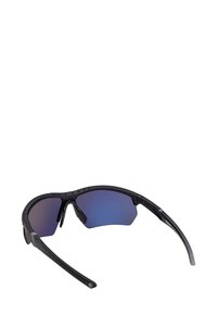 Occhiali da sole sportivi neri con grandi lenti blu sfumate, design curvo e aerodinamico, e montatura in plastica leggera. Presentano impugnature texturizzate sulle tempie.