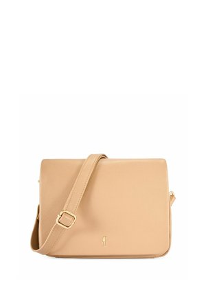 Beżowa skórzana torba na ramię z regulowanym paskiem i małym złotym emblematem z przodu, prezentowana na białym tle.