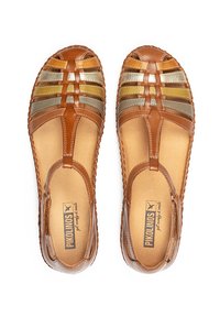 Sandalias de cuero marrón con diseño trenzado, que presentan acentos metálicos en oro, plata y bronce. Interior de color beige claro y detalles de costura.