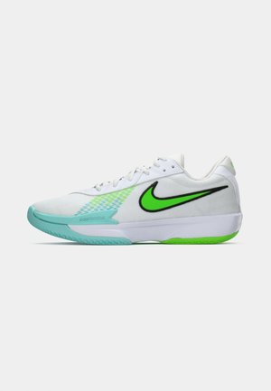 Sneaker bianco a basse top con accenti verde lime e turchese, swoosh Nike verde contornato in nero e suola texturizzata.