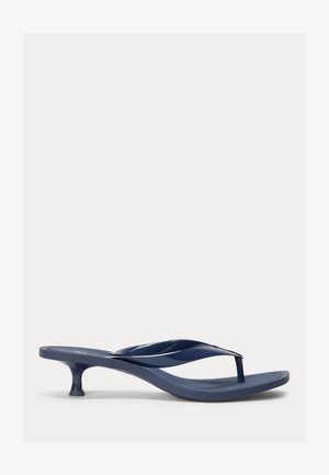 Tmavě modré žabky na podpatku s texturovanou stélkou a tenkým, zaobleným řemínkem, zobrazené na bílém pozadí.