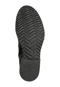 Černá podrážka boty s texturovaným vzorovaným povrchem, který obsahuje střídavé diamantové a lineární drážky pro trakci a uchopení.