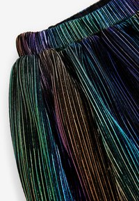 Gonna nera plissettata con una finitura testurizzata e multicolore nei toni del verde, viola e bronzo. Vita elastica per una maggiore flessibilità.