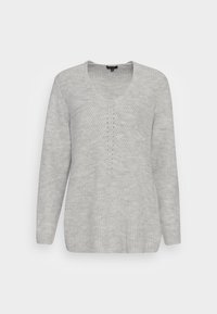 Pull en tricot gris clair avec un col en V, manches longues et texture subtile. Présente des coutures décoratives le long du centre avant.