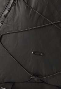 Oakley LATITUDE SLING PACK UNISEX - Mochila - blackout
