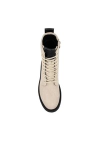 Stivaletto in suede beige con accenti neri, caratterizzato da una punta rotonda, lacci a contrasto e una cerniera sul lato interno.
