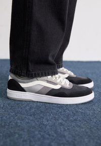 Unselected, gray