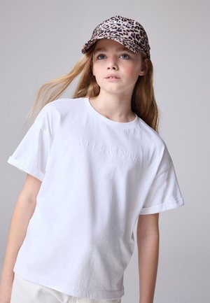 Hvid bomulds-t-shirt med opkoblede ærmer, der har en hævet logo. Kombineret med en leopardmønstret kasket. Glat tekstur og afslappet pasform.