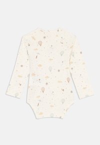 Béžov bodysuit z dolgimi rokavi za dojenčke s printom balona na vroč zrak, zvezd, oblakov, lun in dežnikov, razpršenimi po tkanini.